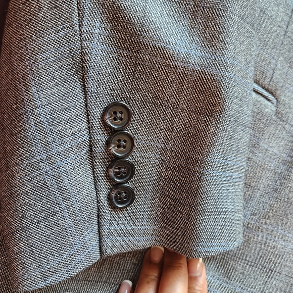 Suit - Picture 5 of 7